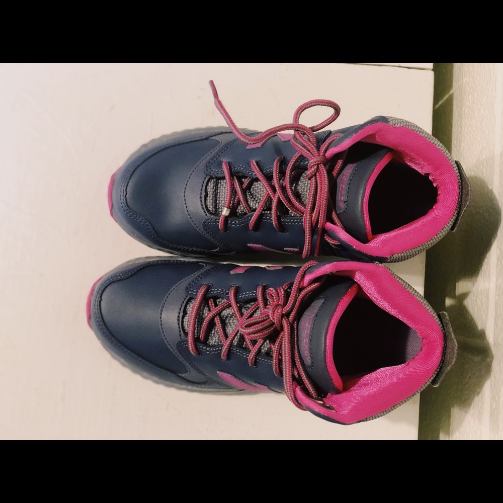 New Balance - Picture 2 of 3
